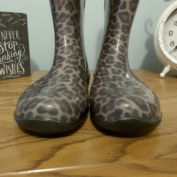 Leapord Rain Boots - Picture 6 of 8